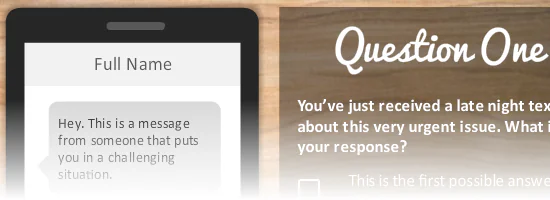Esempio di quiz interattivo stile messaggio SMS su dispositivo mobile accanto a una domanda testuale in inglese