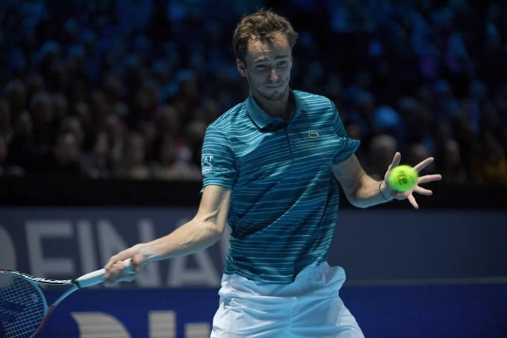 Tennista in azione durante una partita delle ATP Finals, simbolo di agilità e rapidità come il microlearning nell’elearning