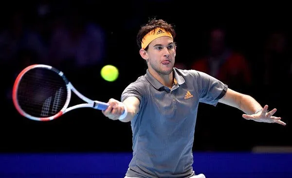 Giocatore di tennis in campo durante una partita delle ATP Finals, simbolo di innovazione e nuove tecnologie nell’elearning
