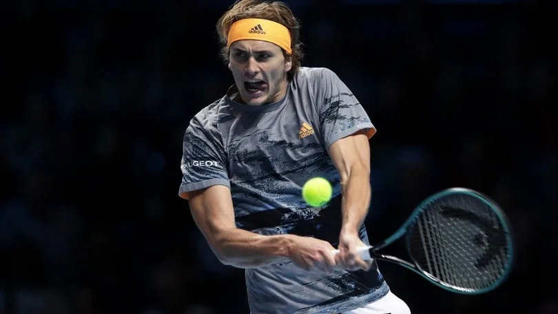 Tennista esegue un colpo di rovescio durante una partita, simbolo di innovazione e sfida nell’elearning