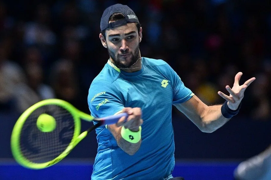Tennista giovane in maglia azzurra colpisce la palla durante un match, simbolo di outsider e innovazione nell’elearning