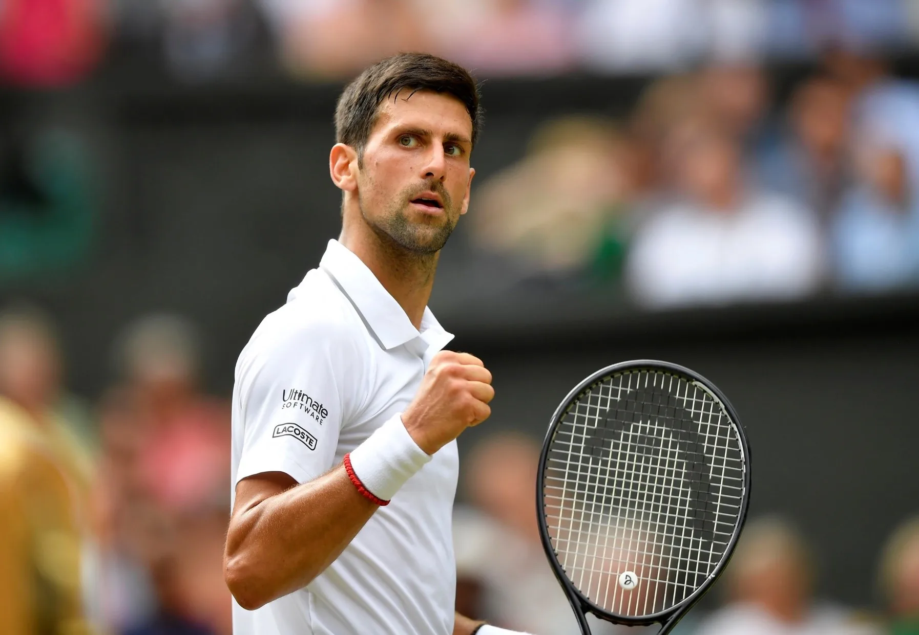 Tennista in campo con racchetta e pugno chiuso, simbolo di adattabilità e interattività nell’elearning