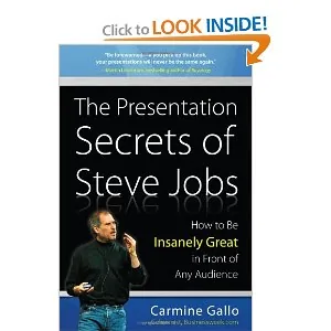 Copertina del libro The Presentation Secrets of Steve Jobs di Carmine Gallo con Steve Jobs in piedi su sfondo nero
