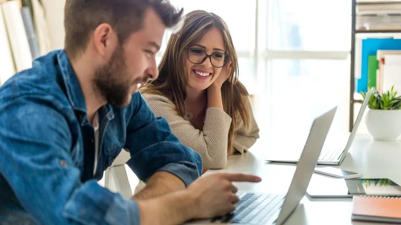 Due persone collaborano davanti a un laptop, rappresentando l'apprendimento interattivo e immersivo nei tutorial e-learning