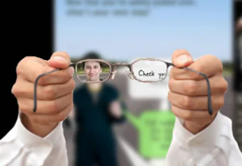 Due mani tengono occhiali che mettono a fuoco una persona e la scritta check your perspective, simbolo di cambio prospettiva