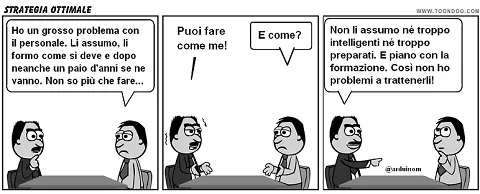 Tre personaggi seduti a un tavolo discutono con ironia di strategie per la gestione del personale in azienda